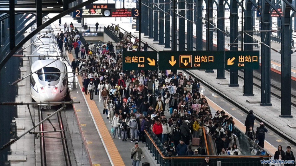 5月1日，旅客从哈尔滨火车站下车出站。新华社 图